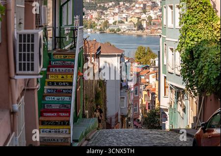 Straße im Balat Viertel, Istanbul, Turkiye Stockfoto