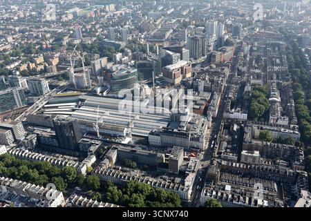 Aus der Vogelperspektive von Paddington, mit Blick auf Westbourne Terrace & die Praed Street & inkl. Paddington Station, Paddington Basin & St Marys Hospital. 2017 Stockfoto
