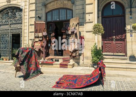 Traditionelles Souvenirgeschäft mit Teppichen und handgefertigten Geschenken in Icherisheher, der Altstadt von Baku, Aserbaidschan Stockfoto