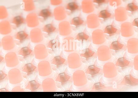 Stillleben von pinkfarbenen Glasflaschenstopfen Stockfoto