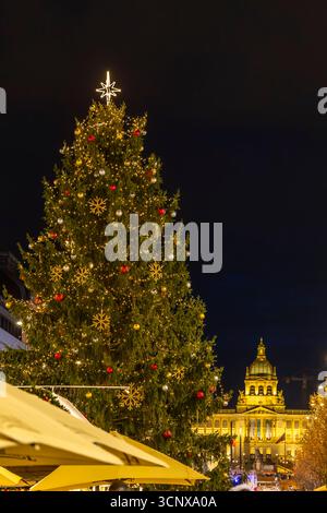 Beleuchteter Weihnachtsbaum mit Ornamenten und Lichtern am Wenzelsplatz in Prag Stockfoto