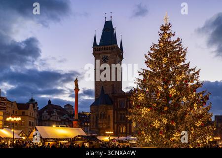 Beleuchteter Weihnachtsbaum mit Lichtern auf dem Festmarkt am Prager Altstädter Ring Stockfoto