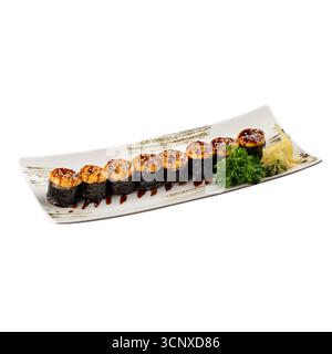 Isolierte gebackene Sushi-Brötchen mit Sauce auf Teller Stockfoto