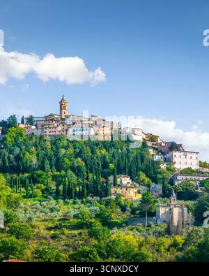 Historisches Trevi-Dorf auf einem Hügel, umgeben von Olivenhainen und Zypressen in der Provinz Perugia, Umbrien, Italien Stockfoto