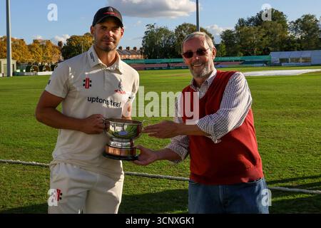 United Kingdom, Leicester, Upton Steel County Ground, 21. September 2025, Rothley Park's Kapitän Nathan Buck erhält die Trophäe am Ende des Countys Stockfoto