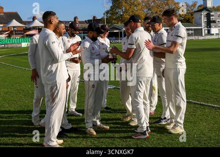 United Kingdom, Leicester, Upton Steel County Ground, 21. September 2025, Rothley Park Spieler feiern mit dem Cup am Ende der County Cup Finne Stockfoto
