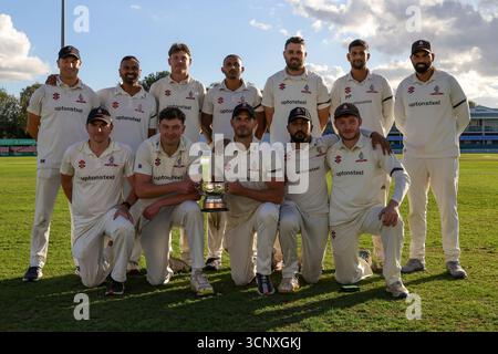 United Kingdom, Leicester, Upton Steel County Ground, 21. September 2025, Rothley Park Spieler feiern mit dem Cup am Ende der County Cup Finne Stockfoto