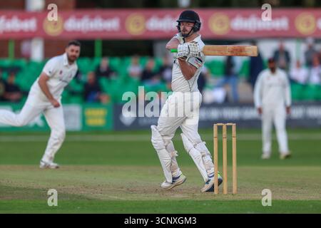Großbritannien, Leicester, Upton Steel County Ground, 21. September 2025, Harry Bates von Newtown Linford zieht einen kurzen Ball von nathan Buck während Cou Stockfoto