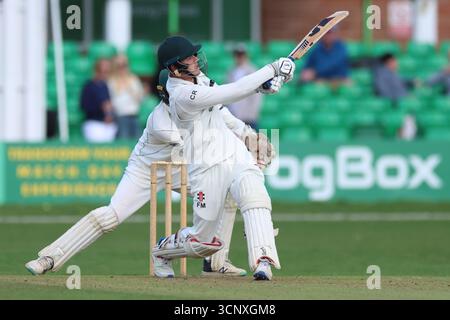 United Kingdom, Leicester, Upton Steel County Ground, 21. September 2025, Rothely Park's Connor Roff zieht einen kurzen Ball während des County Cup-Endspiels zwischen den USA Stockfoto