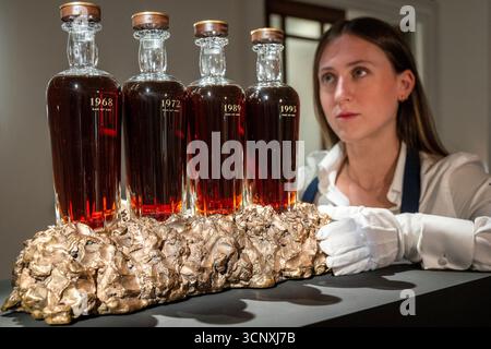London, Großbritannien. 23. September 2025. Die Glendronach Arias in Time (4 Flaschen 70cl) (Schätzung 60.000 - 100.000 GBP) bei einer Vorschau auf die Auktion der Distillers in Sotheby’s New Bond Street. 39 einmalige Lose, die von führenden Scotch Whisky-Brennereien gespendet wurden, werden am 10. Oktober in Edinburgh versteigert, wobei die Erlöse der Destillers' Charity und dem Youth Action Fund zugute kommen, der das Leben benachteiligter junger Menschen in Schottland verändert. Quelle: Stephen Chung / Alamy Live News Stockfoto