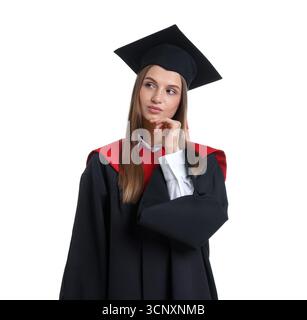 Porträt einer nachdenklichen jungen Frau im Abschlusskleid und Mortarboard auf weißem Hintergrund Stockfoto