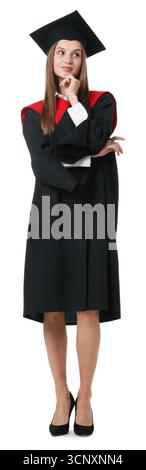 Nachdenkliche junge Frau im Abschlusskleid und Mortarboard auf weißem Hintergrund Stockfoto