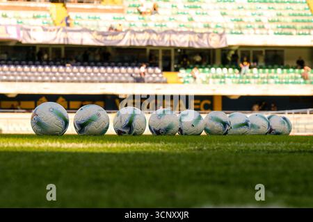 Die offiziellen Bälle der Serie A Enilive Soccer Championship 2025/26 werden vor dem Spiel zwischen Hellas Verona FC und Juventus FC, MD4 der Serie A, ausgestellt Stockfoto