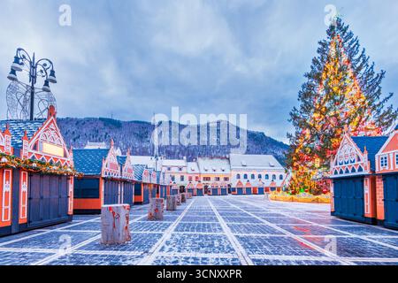 Brasov, Rumänien. Weihnachtsmarkt, Dämmerung, schöne Lichter, Transsilvanien Urlaubsziel. Stockfoto