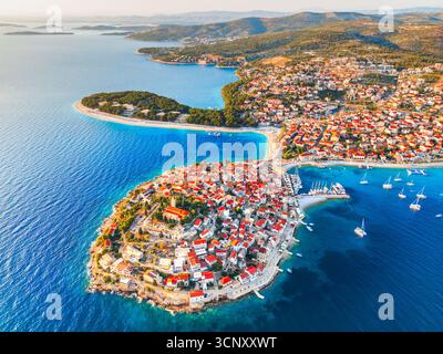 Primosten. Kroatien. Blick von der Drohne auf eine charmante kleine Stadt an der Adria, Dalmatien - malerisches Sommerurlaubsziel Stockfoto