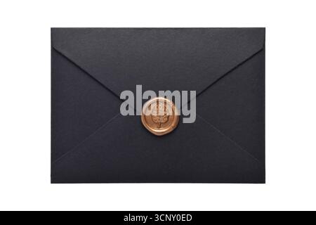Schwarzer Umschlag mit Wachsversiegelung isoliert auf weißem Hintergrund Stockfoto