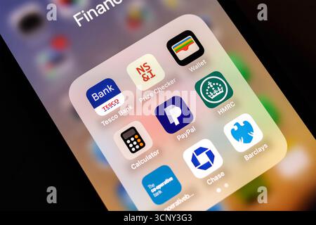 Nahaufnahme eines Smartphone-Bildschirms mit Symbolen für Finanz- und Banking-Apps in einem Ordner mit der Bezeichnung Finanz Stockfoto