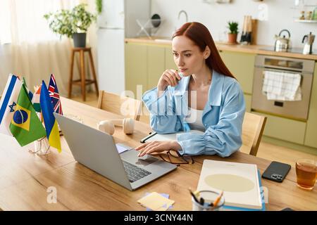 Eine rothaarige Sprachlehrerin führt Online-Unterricht in ihrem gemütlichen Zuhause durch. Stockfoto