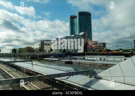 Hauptsitz und Hauptsitz der Rabobank, eines der größten Finanzinstitute und Banken in den Niederlanden, Rabobank, vom Hauptbahnhof Utrecht aus gesehen. Stockfoto