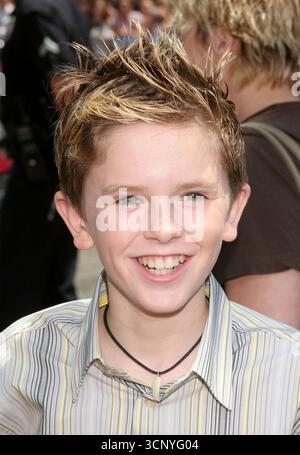 Freddie Highmore bei der Premiere der Charlie and the Chocolate Factory im Grauman's Chinese Theater, Hollywood - 10. Juli 2005 Stockfoto
