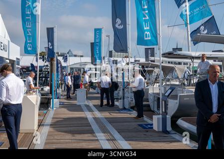 Größte Bootsmesse in europa, große Bootsmesse, Southampton International Boat Show 2025, 56. Southampton Boat Show, Sonnenschein auf Booten, Bootsmesse, Bright Col Stockfoto