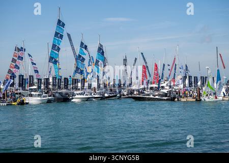 Größte Bootsmesse in europa, große Bootsmesse, Southampton International Boat Show 2025, 56. Southampton Boat Show, Sonnenschein auf Booten, Bootsmesse, Bright Col Stockfoto