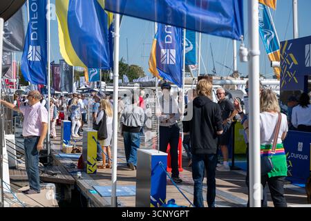 Größte Bootsmesse in europa, große Bootsmesse, Southampton International Boat Show 2025, 56. Southampton Boat Show, Sonnenschein auf Booten, Bootsmesse, Bright Col Stockfoto