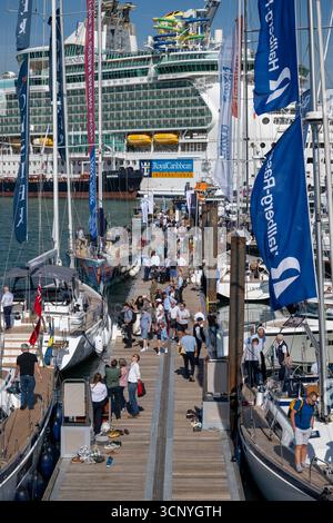 Größte Bootsmesse in europa, große Bootsmesse, Southampton International Boat Show 2025, 56. Southampton Boat Show, Sonnenschein auf Booten, Bootsmesse, Bright Col Stockfoto