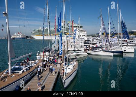 Größte Bootsmesse in europa, große Bootsmesse, Southampton International Boat Show 2025, 56. Southampton Boat Show, Sonnenschein auf Booten, Bootsmesse, Bright Col Stockfoto