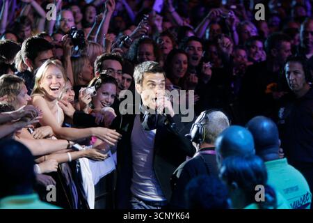 Robbie Williams trat am 2. Juli 2005 beim Live8 Concert in Hyde Park in London auf Stockfoto