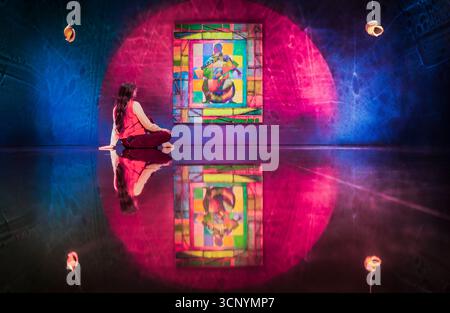 Emily Marlow sieht Arbeiten des nominierten Künstlers Zadie Xa während der Pressevorschau für den Turner Prize 2025 in der Cartwright Hall Art Gallery in Bradford. Bilddatum: Dienstag, 23. September 2025. Stockfoto