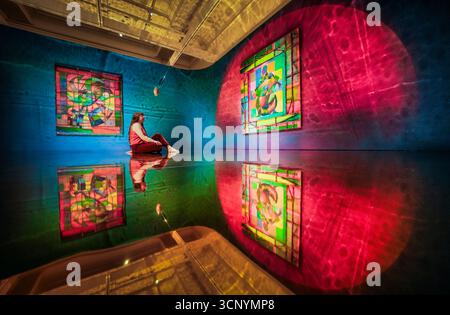 Emily Marlow sieht Arbeiten des nominierten Künstlers Zadie Xa während der Pressevorschau für den Turner Prize 2025 in der Cartwright Hall Art Gallery in Bradford. Bilddatum: Dienstag, 23. September 2025. Stockfoto