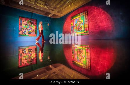 Emily Marlow sieht Arbeiten des nominierten Künstlers Zadie Xa während der Pressevorschau für den Turner Prize 2025 in der Cartwright Hall Art Gallery in Bradford. Bilddatum: Dienstag, 23. September 2025. Stockfoto