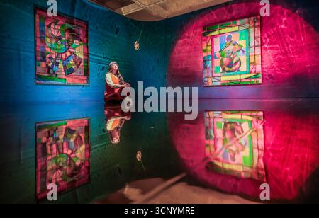 Emily Marlow sieht Arbeiten des nominierten Künstlers Zadie Xa während der Pressevorschau für den Turner Prize 2025 in der Cartwright Hall Art Gallery in Bradford. Bilddatum: Dienstag, 23. September 2025. Stockfoto