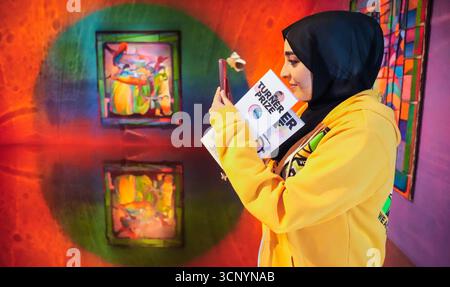 Eine Frau sieht Arbeiten des nominierten Künstlers Zadie Xa während der Pressevorschau für den Turner Prize 2025 in der Cartwright Hall Art Gallery in Bradford. Bilddatum: Dienstag, 23. September 2025. Stockfoto