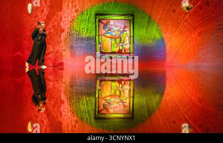 Daisy Orrell sieht Arbeiten des nominierten Künstlers Zadie Xa während der Pressevorschau für den Turner Prize 2025 in der Cartwright Hall Art Gallery in Bradford. Bilddatum: Dienstag, 23. September 2025. Stockfoto