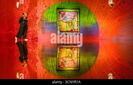 Daisy Orrell sieht Arbeiten des nominierten Künstlers Zadie Xa während der Pressevorschau für den Turner Prize 2025 in der Cartwright Hall Art Gallery in Bradford. Bilddatum: Dienstag, 23. September 2025. Stockfoto