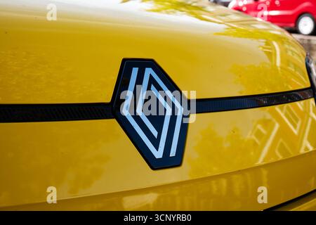 Delft, Niederlande, 26. August 2025. Modernes Renault-Motorhaubenemblem oder -Emblem auf einem gelben elektrischen R5. Nahaufnahme Detailaufnahme, keine Leute Stockfoto