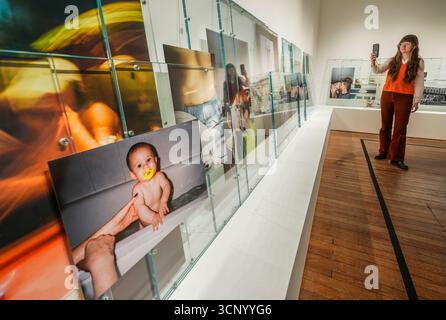 Emily Marlow sieht Arbeiten des nominierten Künstlers Rene Mati während der Pressevorschau für den Turner Prize 2025 in der Cartwright Hall Art Gallery in Bradford. Bilddatum: Dienstag, 23. September 2025. Stockfoto