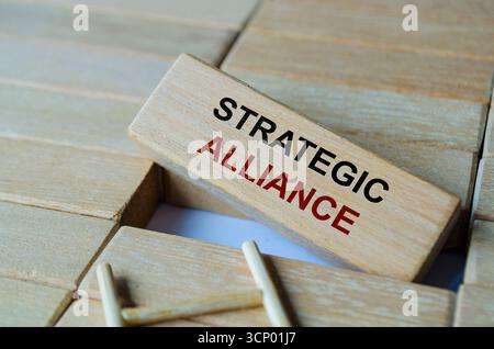Text der strategischen Allianz auf Holzblöcken geschrieben, die starke Partnerschaften und strategische Verbindungen symbolisieren Stockfoto