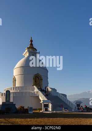 Weltfriedenspagode steht hoch in Nepal Stockfoto