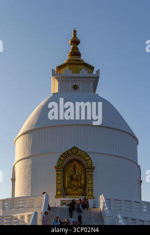 Weltfriedenspagode steht hoch in Nepal Stockfoto