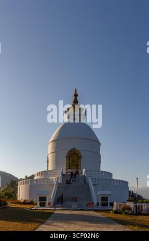 Weltfriedenspagode steht hoch in Nepal Stockfoto