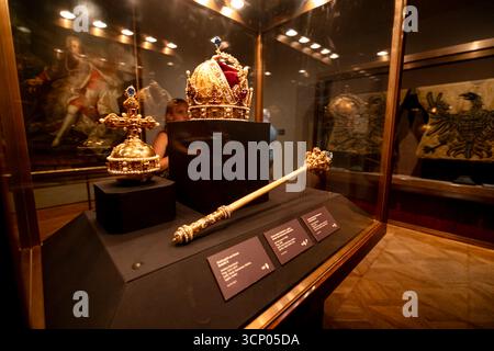 Die königliche Krone und das Zepter sind in der Schatzkammer der Hofburg zu sehen Stockfoto