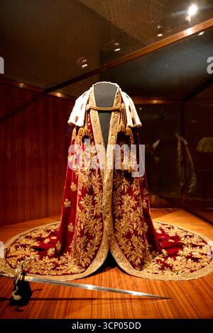 Königliche Umhänge und Kleider in der Hofburg Stockfoto