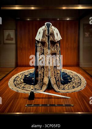 Königliche Umhänge und Kleider in der Hofburg Stockfoto
