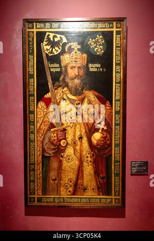 Im Inneren der Hofburg befindet sich eine schillernde Sammlung von Insignien, Juwelen, Kronen und religiösen Artefakten Stockfoto