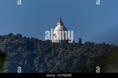 Weltfriedenspagode auf dem Hügel Nepal Stockfoto
