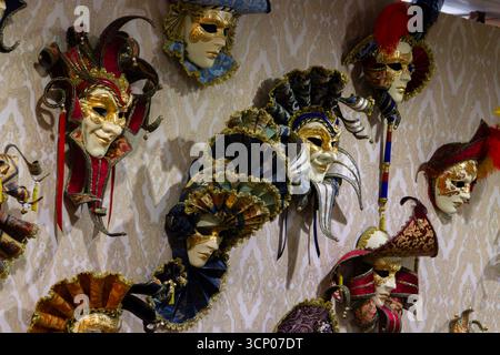Venezianische Masken Zieren Elegante Wanddisplays Stockfoto