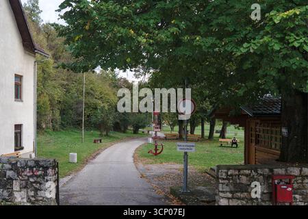 Bosnien und Herzegowina, Drvar (Mun.), Drvar (Titov Drvar): Museum 25. Mai ('Spomen kompleks / Muzej „25. Maj“ Drvar') Stockfoto